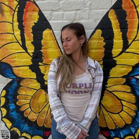 Meet your Posher, Kim✌ - Picture 2 of 6